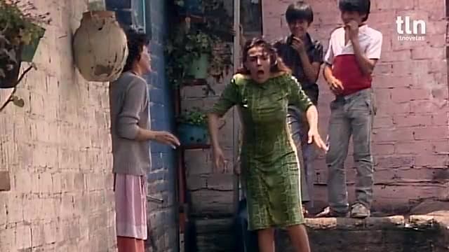 Rosa termina empapada y desgreñándose a la vecina en 'Rosa Salvaje'