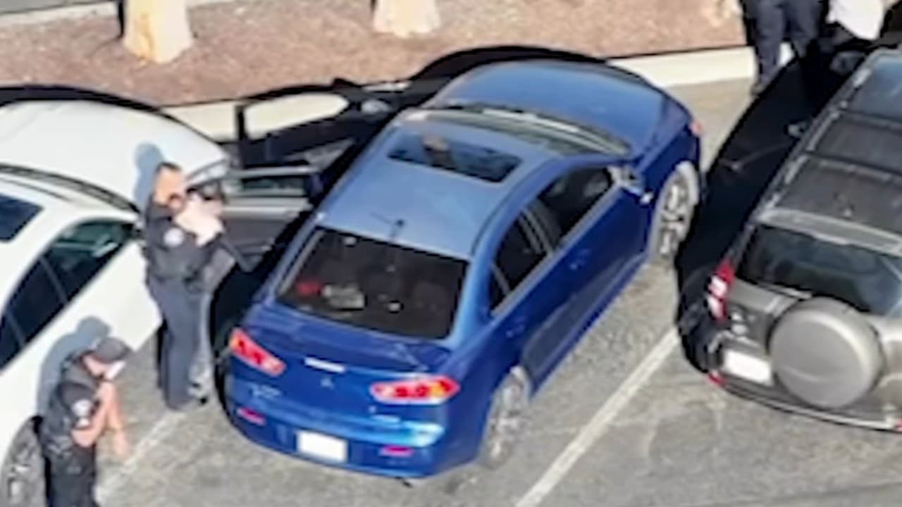 Policías rompen ventana para salvar a un bebé atrapado en un auto a 110 grados en California