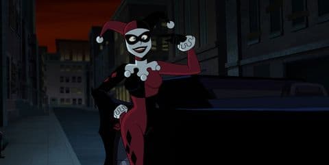 Harley Quinn surgió como la compañera del Joker en la serie animada de Batman. Aunque después se incorporó a los cómics, donde ha tenido historias como su amor con Hiedra Venenosa.