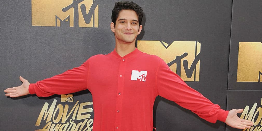 Tyler Posey asiste a premios ¡en pijama!