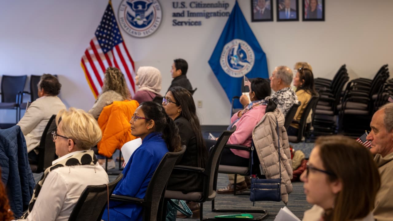Plan fiscal de Trump aumenta tarifa de los trámites migratorios, costarán hasta $1,000: ¿cuáles subirán?