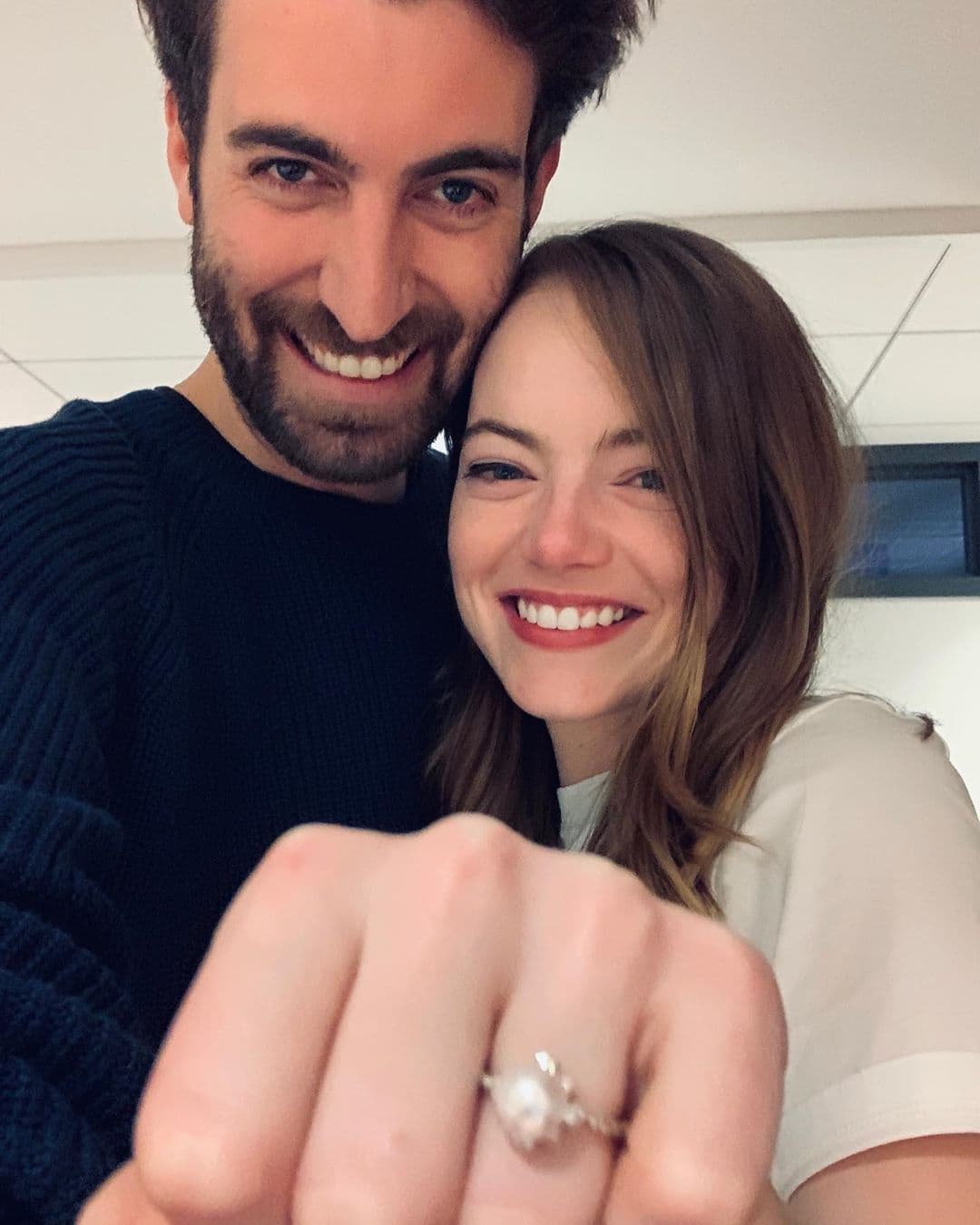 Emma Stone recientemente publicó una foto en redes sociales presumiendo un anillo de compromiso. Lo cual ha hecho pensar a muchos medios de la farándula que la actriz se ha casado.
