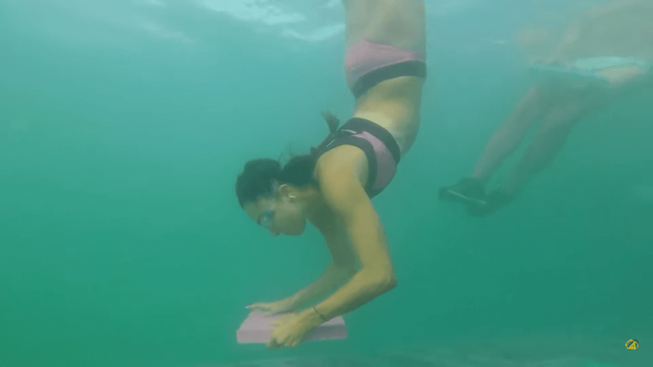La futbolista luce bien incluso bajo el agua.