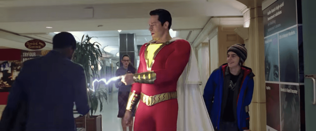 Ve a Shazam probando sus poderes