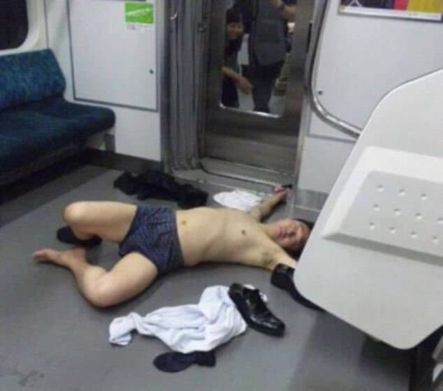 En Japón es común que las personas duerman en sus puestos de trabajo, pues para muchos simboliza que se laboró hasta no poder más.