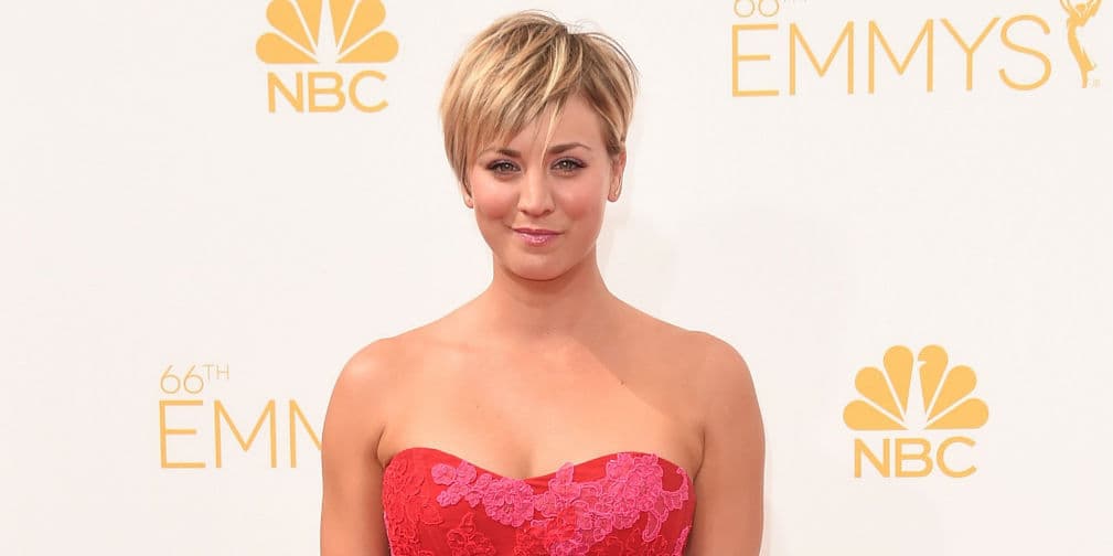 Kaley Cuoco le roba el look a Miley Cyrus