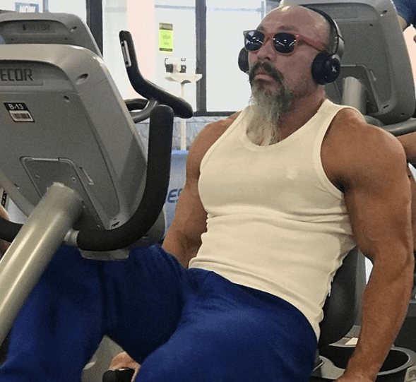 Además de que encarna con todo la actitud del personaje.