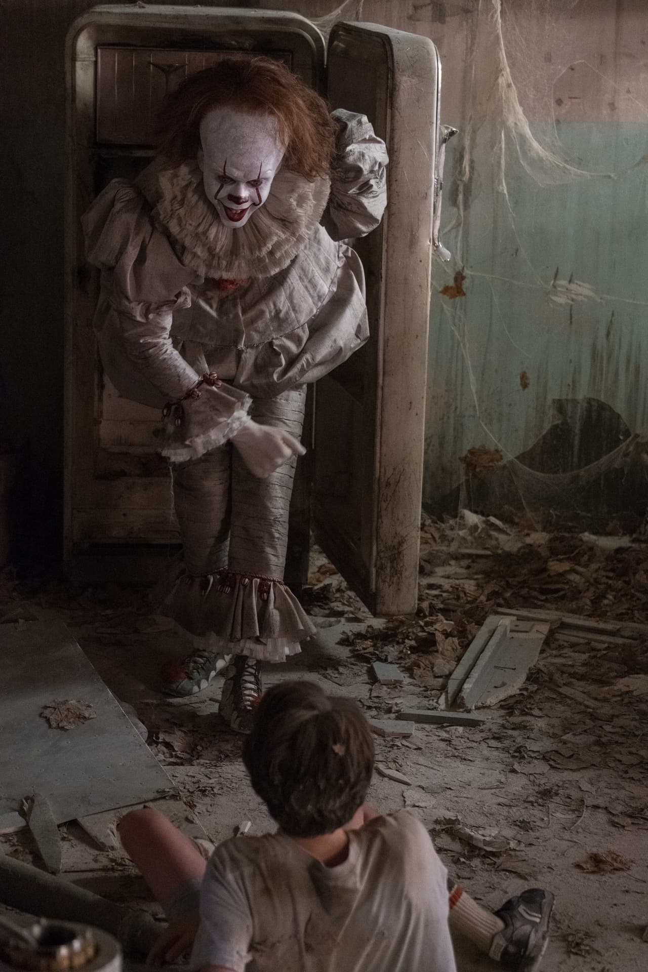 La escena del refrigerador fue filmada con Bill Skarsgård parcialmente contorsionando su cuerpo y con CGI. Atado a cables, Skarsgård fue filmado acostado en la parte inferior del refrigerador sobre su espalda, donde los cables lo sacarían y rotarían su cuerpo mientras salía. Su cuerpo real fue removido digitalmente y reemplazado por un cuerpo digital animado a mano. La cabeza de Skarsgård finalmente permaneció intacta.