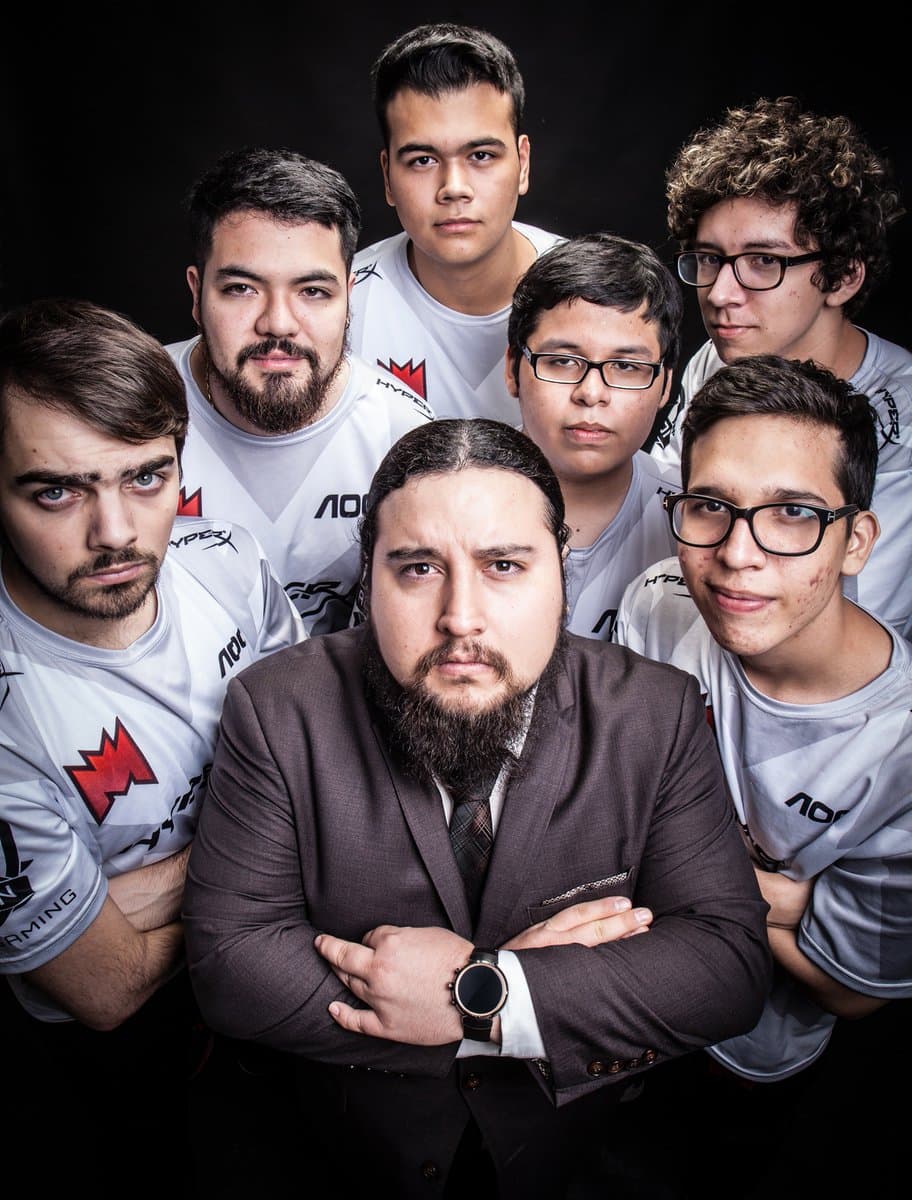 Carlos "Soren" Ibarra, quién no es un jugador, pero si Head Coach de Ininfity Esports, el actual campeón latinoamericano en League of Legends, ha demostrado ser un gran estratega.