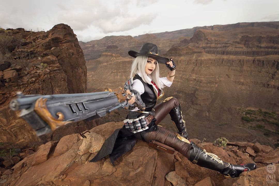 También es gamer y por eso acá la vemos como Ashe de Overwatch.