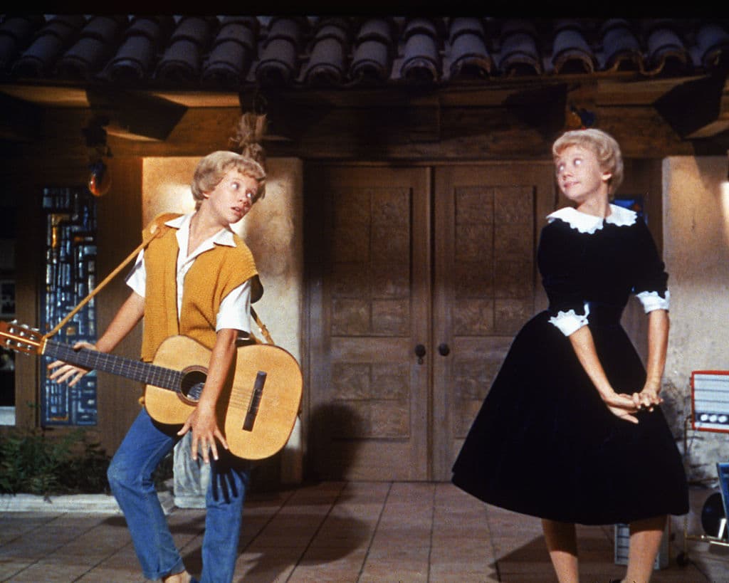 ¿Sabías que ‘Juego de gemelas’ es un remake de ‘Operación cupido’ de 1961? Este antiguo filme tuvo tanto éxito que consiguió dos nominación a los Premios Oscar y se hicieron 3 versiones para televisión.
