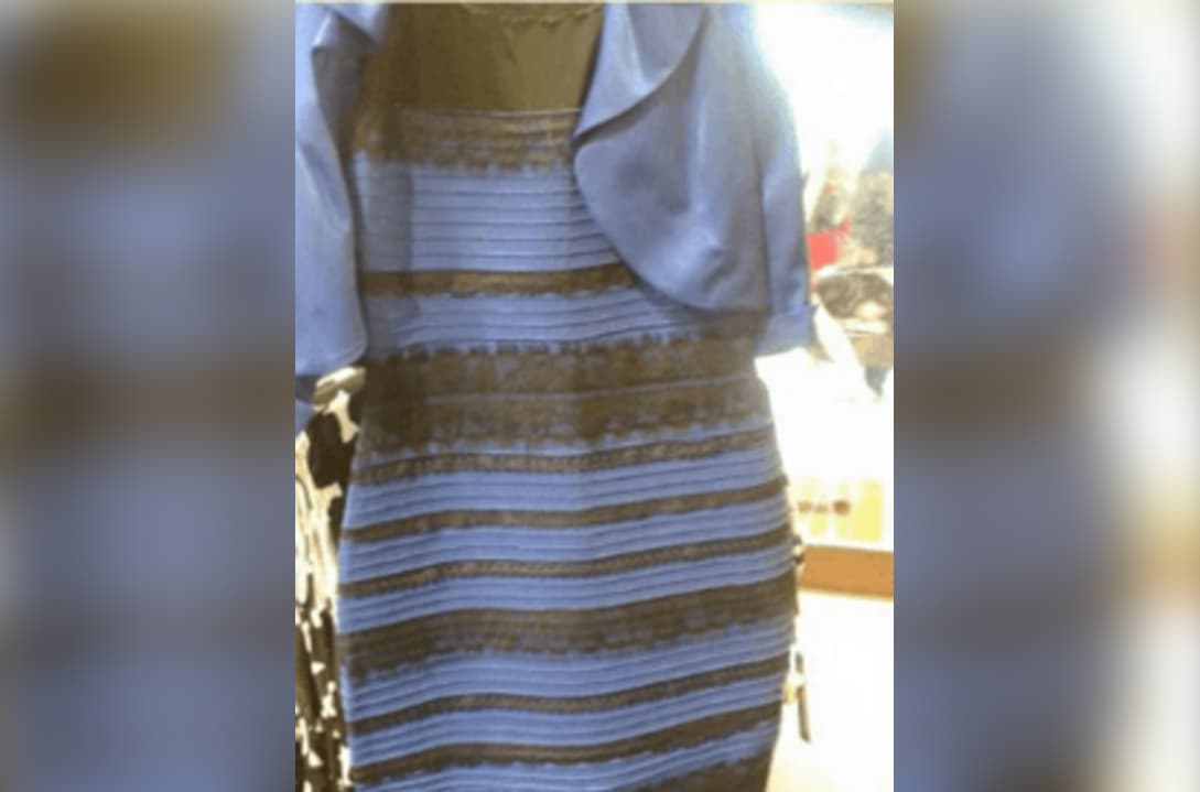 El famoso vestido que rompió el Internet. Esta es sin duda una de las ilusiones ópticas más importantes de la última década. Los verdaderos colores son azul y negro, ¿tú como lo ves?