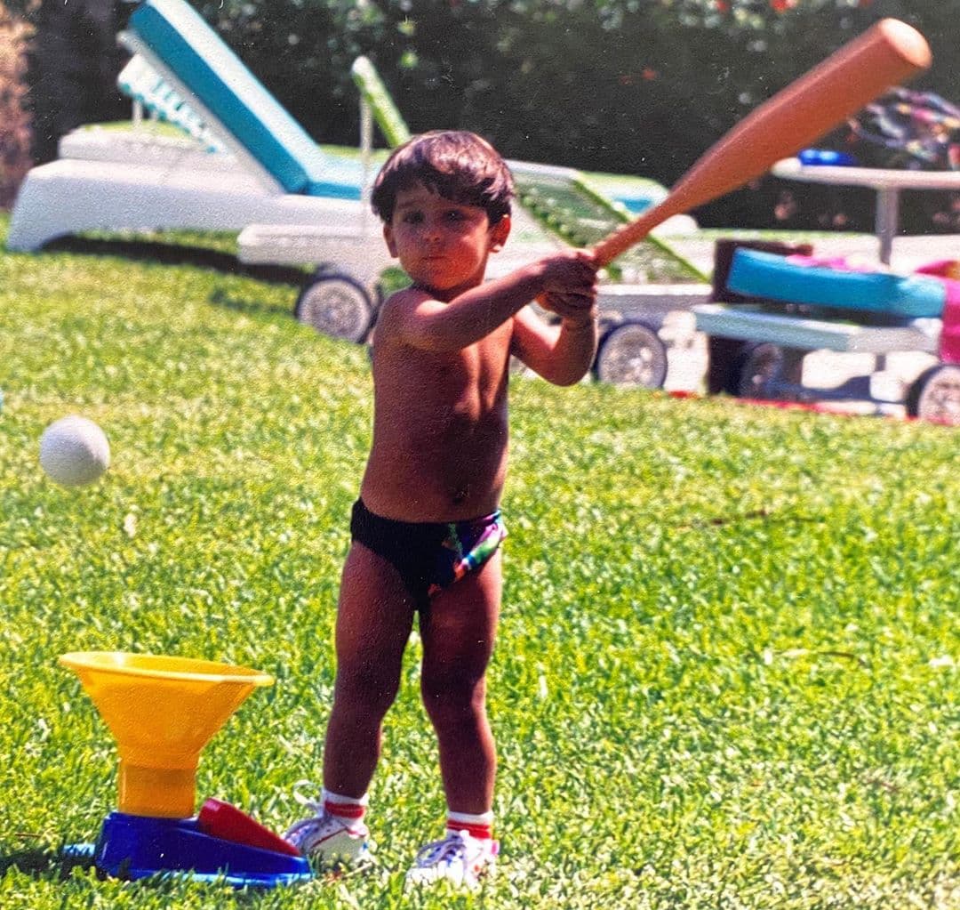 Para celebrar el día del niño este año compartió una imagen en la que aparece bateando cuando era pequeño.