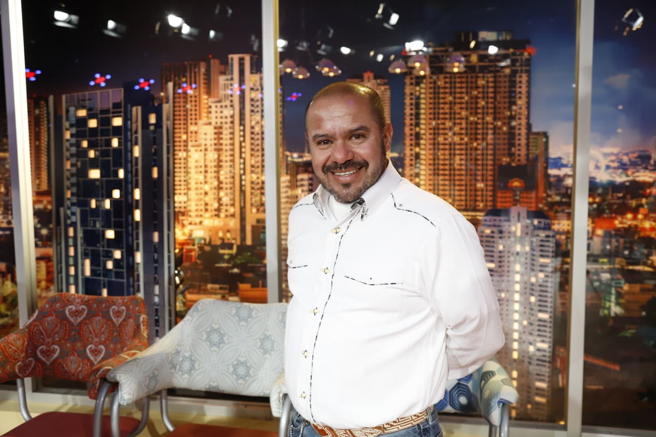 Edson Zuñiga es otro de los integrantes de la compañia y lo verás como nunca antes: Maquillando y de stripper.