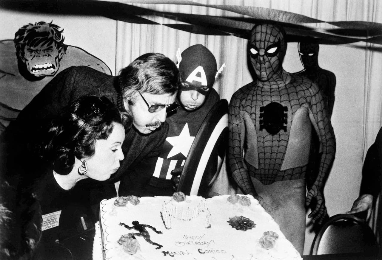 Lee sopla las velas de su pastel de cumpleaños en la First Mighty Marvel Comic Book Convention, 22 de marzo de 1975, New York.