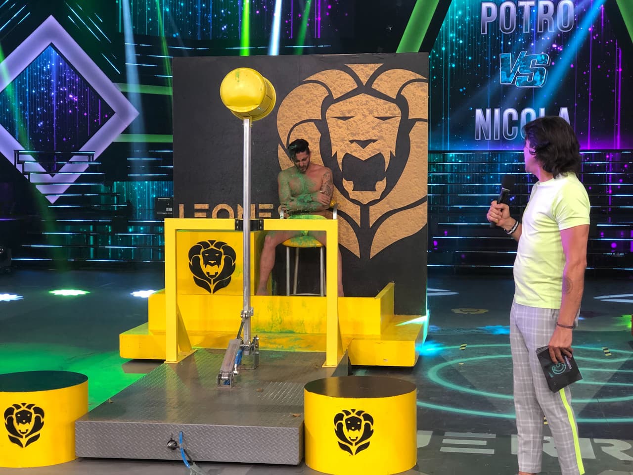 Leones perdió en ‘Catapultas’ y Potro fue bañado con baba de perico tres veces seguidas.