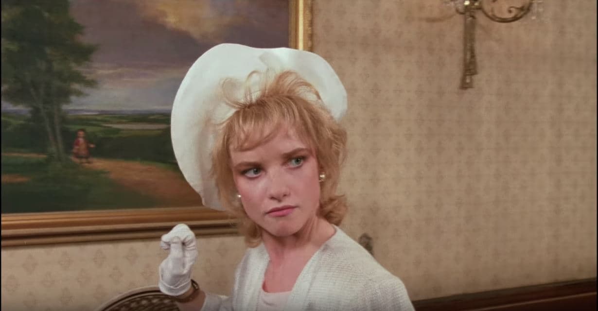 En el desenlace de la novela, Luke está destinado a ser un ratón para siempre y le confiesa a su abuela que ambos serán muy viejos y morirán. Pero para la película se modificó y añadieron un nuevo personaje, Miss Irvine, la bruja buena, quien con sus poderes convierte a Luke de nuevo en un niño.