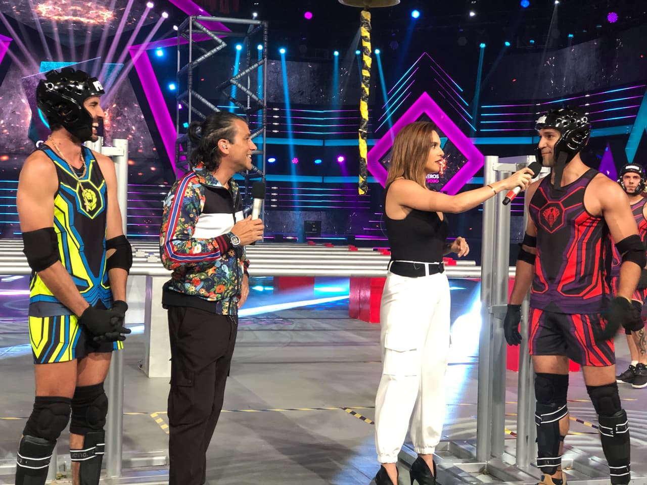 Los famosos tuvieron la suerte de estrenar circuito llamado “Trepadores”, cuya participación terminó en polémica cuando al ganar Raúl, Pedro pidió que se evaluara el resultado ya que su rival había pisado la raya de inicio. Al final el tribunal decidió anular el punto.