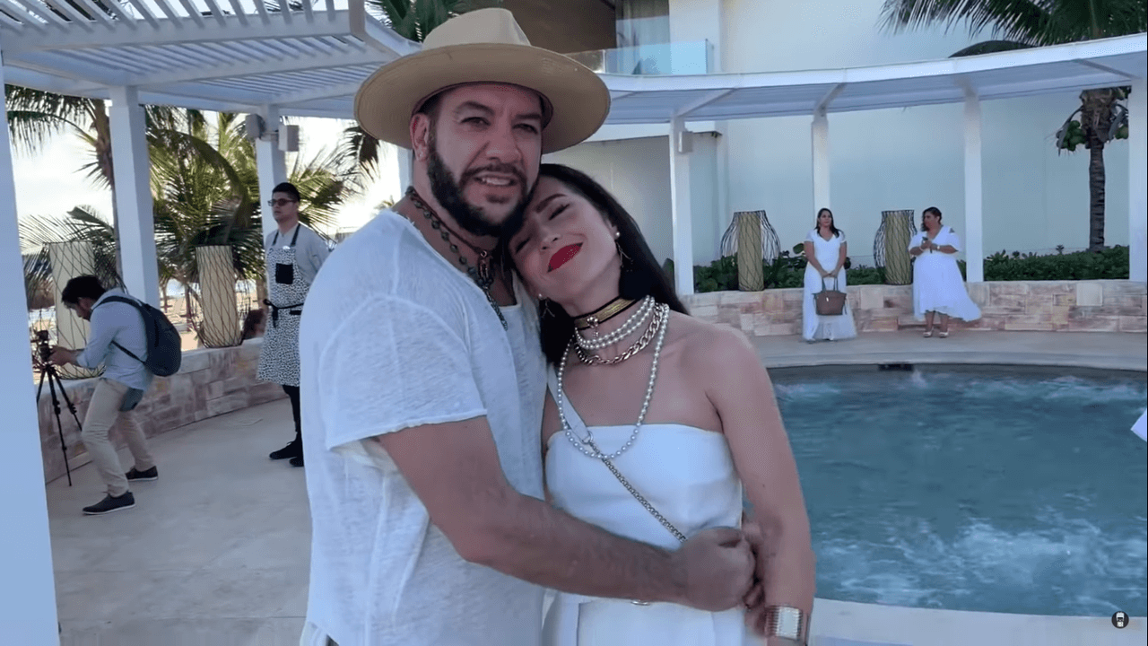 Y hablando de sombreros, Faisy estuvo presente con su estilo.