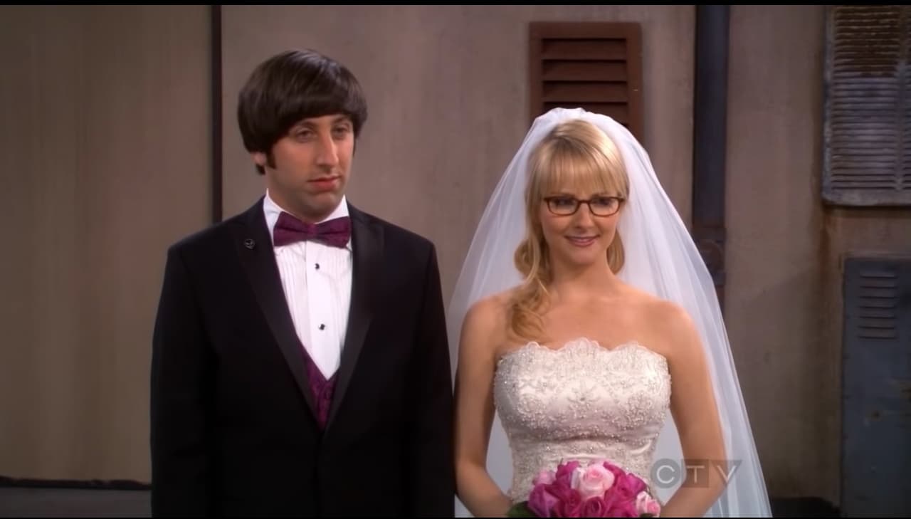 En el final de la quinta temporada, Bernadette se casa con Howard antes de que él se marche al espacio. Al ser una ceremonia con amigos y familiares cercanos, la madre de Howard estuvo presente y tras gritar que no podía escuchar, Bernadette no dudó en responder: “Es hermoso y si quieres oír, acércate”.