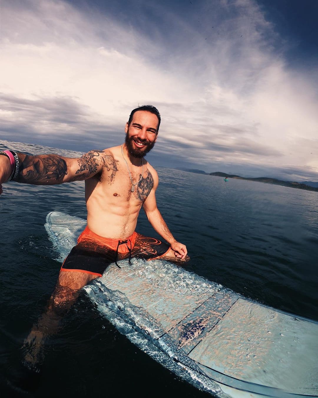 También le gustan otros deportes extremos, como el paracaidismo y el surf.