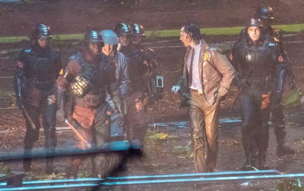 No se distingue con claridad qué dicen los emblemas de Loki y los soldados, pero aparentemente están relacionados.
