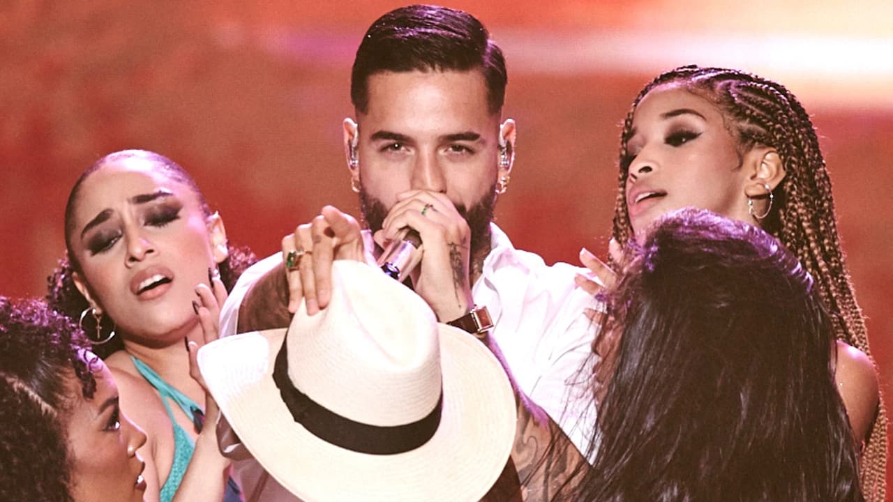 Maluma trae el calor a Premios Juventud y el 'Bronceador', su nuevo sencillo