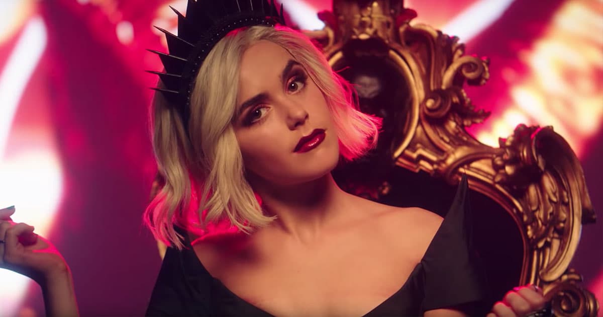 Chilling Adventures of Sabrina le debe buena parte de su magia a la manera en que Kiernan Shipka ha interpretado a la bruja adolescente.
