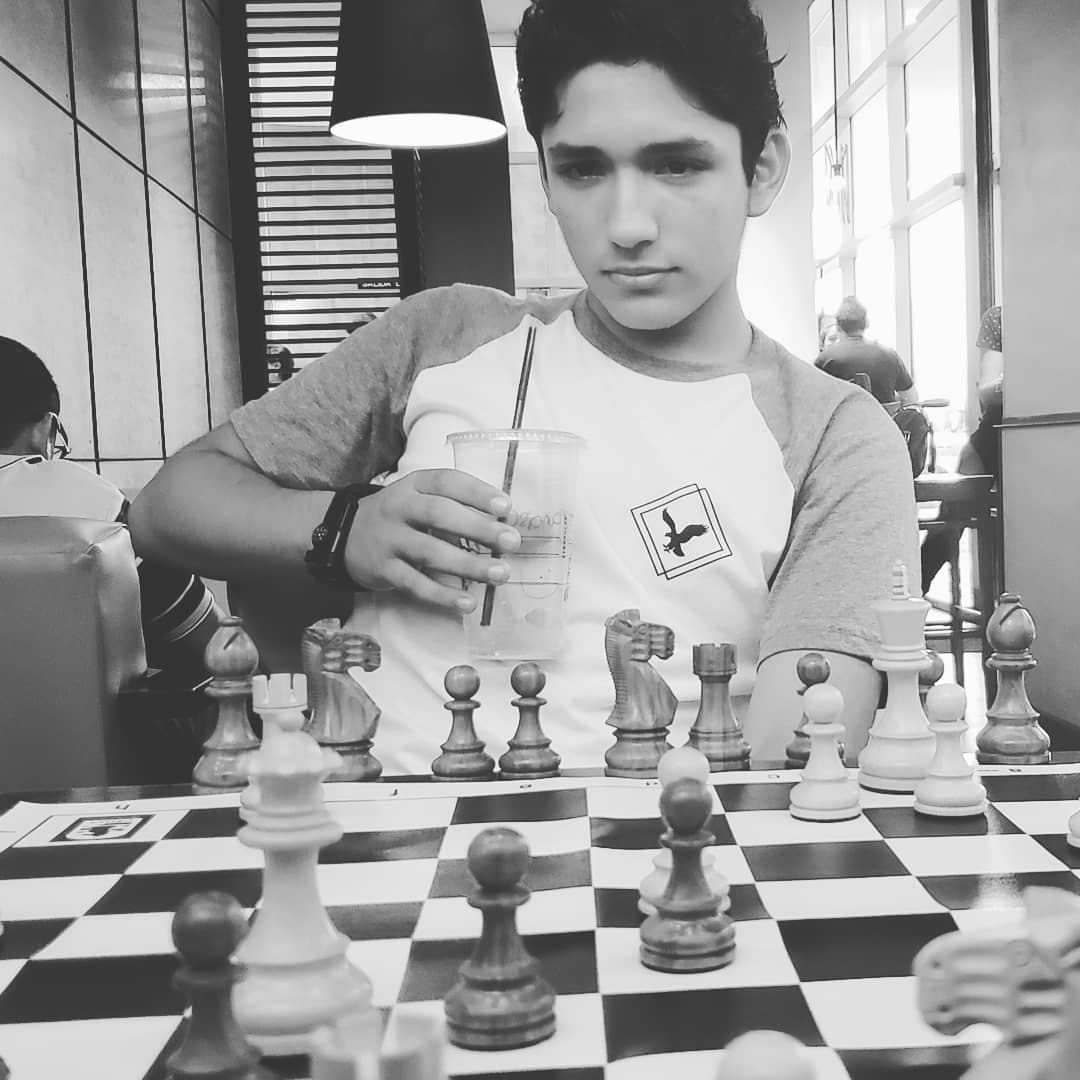 Y es muy bueno jugando ajedrez.