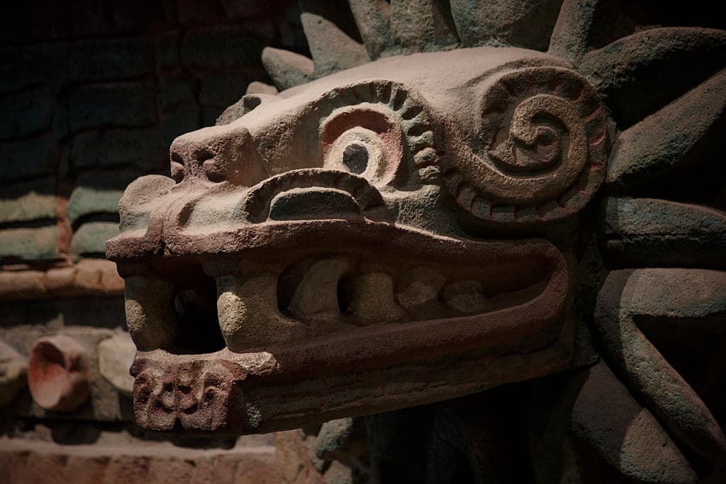 Era obligatorio incluir a nuestro representativo Quetzalcóatl, la serpiente emplumada. el dios mexica de la vida, la luz, la fertilidad y el conocimiento. Ya de paso, podemos mencionar a la serpiente de la bandera, pero no la ponemos porque no se debe usar a la ligera el escudo nacional.