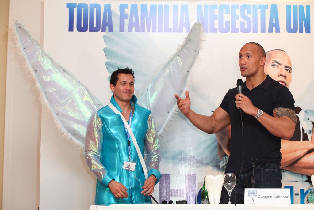 2010: La conferencia de prensa fue en el Hotel Four Seasons, en la Ciudad de México, y llegó con todo y hada de los dientes, jaja.