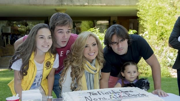 La producción de Amores con trampa festeja cuatro cumpleaños de su elenco