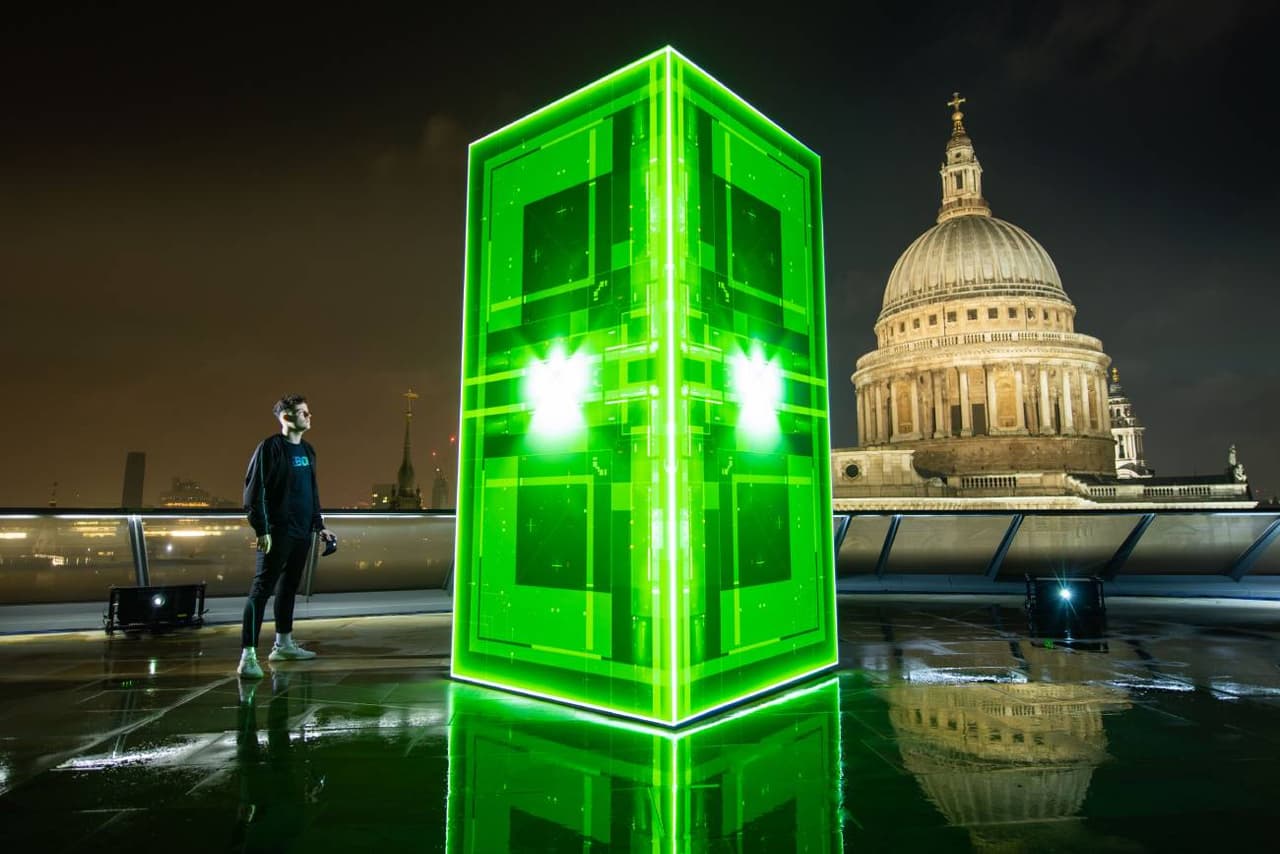Lanzamiento de Xbox Series X en Reino Unido con la instalación de un holograma en noviembre de 2020.