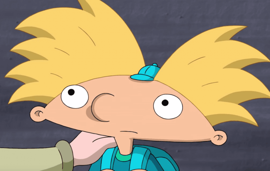 A Arnold, el chico cabeza de balón, lo hemos visto escribir con la mano izquierda en varios episodios.
