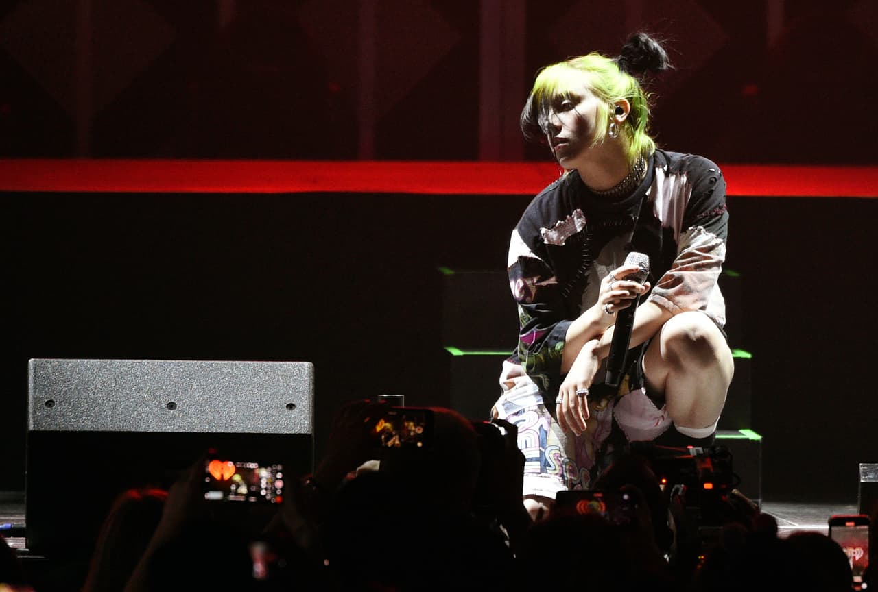 Después de meses de especulación sabemos quién interpretará el tema principal de la próxima cinta de James Bond: No Time to Die. Se trata de la joven cantante Billie Eilish.
