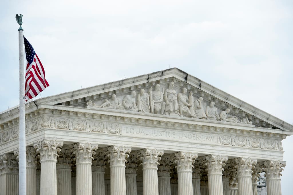 Trump reconfiguró la Corte Suprema, que ahora parece ayudarlo a él