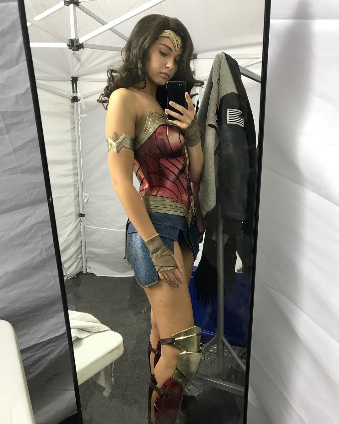 Caitlin Burles compartió el pasado 29 de diciembre algunas imágenes detrás de cámaras durante la filmación de ‘Wonder Woman 1984’ en su cuenta oficial de Instagram.