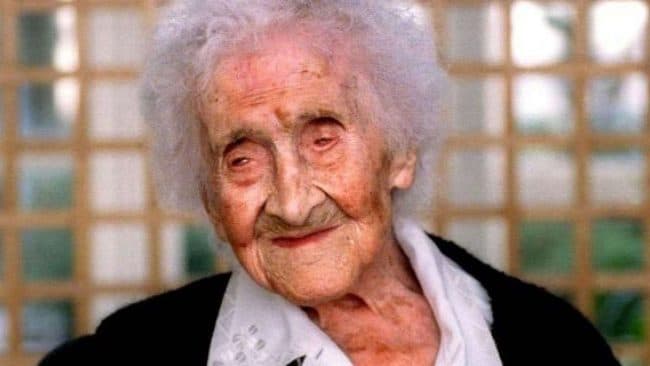 La francesa Jeanne Louise Calment, tiene el récord oficial como el ser humano (que también es un animal) más viejo, con 122 años y 164 días (en total 44,124 días). Nació el 21 de febrero de 1875 en Arlés, Francia y murió en el mismo lugar el 4 de agosto de 1997. Calment practicó esgrima hasta los 85 años, montó en bicicleta hasta los 100, caminó sin bastón hasta los 114 años, fumó hasta los 117 años; a los 121 años ya era casi totalmente ciega y sorda.