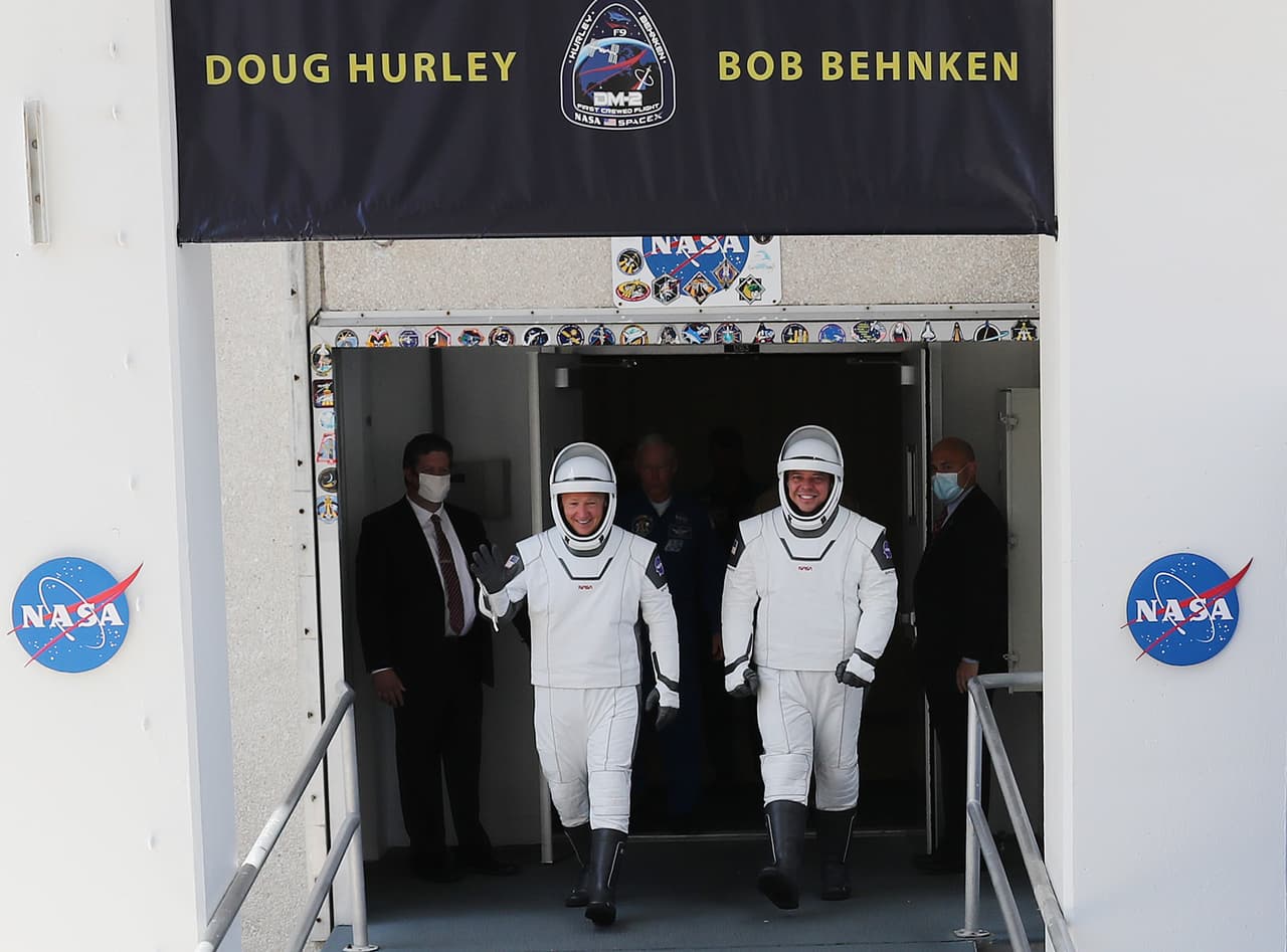 Fue el mismo Elon Musk quien lo invitó a competir para definir el diseño de los trajes.