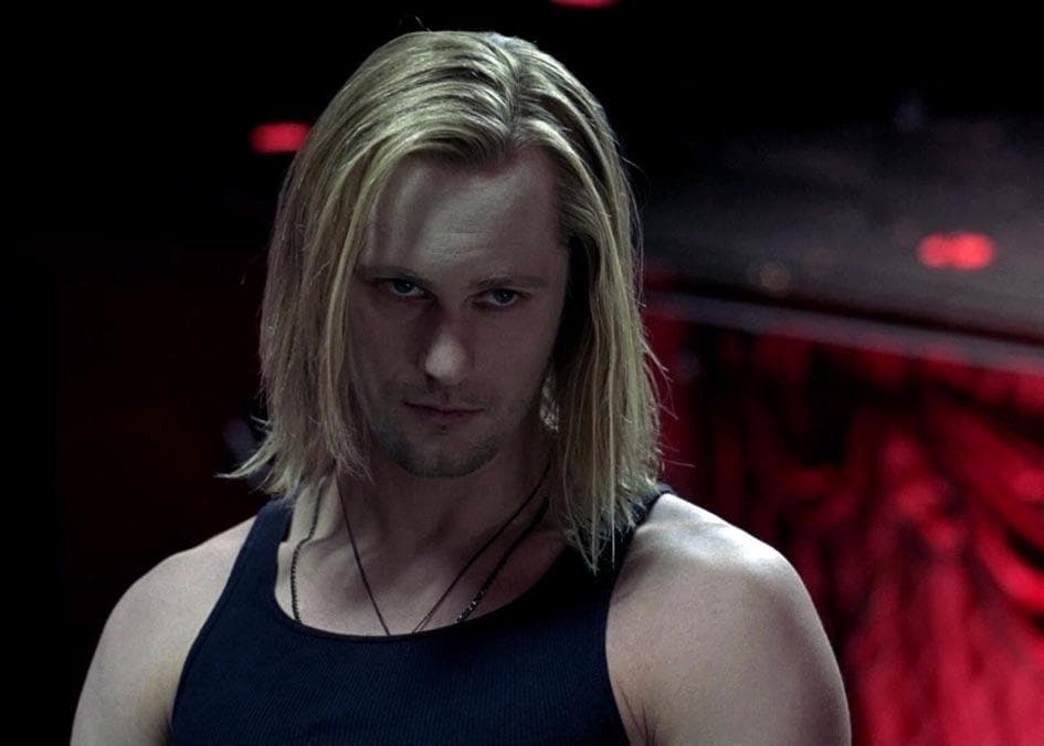 Aunque también dio vida al vampiro Eric Northman en la serie True Blood.
