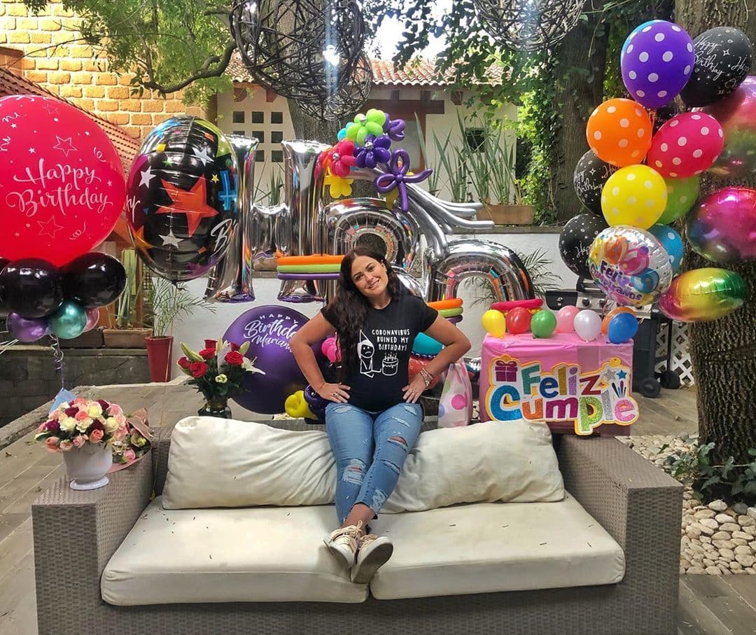 El pasado 10 de junio, Mariana celebró su cumpleaños y compartió una reflexión. “Tengo todo lo que he pedido en la vida, SALUD, tengo un techo donde dormir, tengo comida en mi casa, AMOR de mi esposo y mi familia, una nueva vida dentro de mí y mucha gente que me manda mensajes para felicitarme y mandarme sus mejores deseos, ¿Qué más puedo pedir?”, indicó.