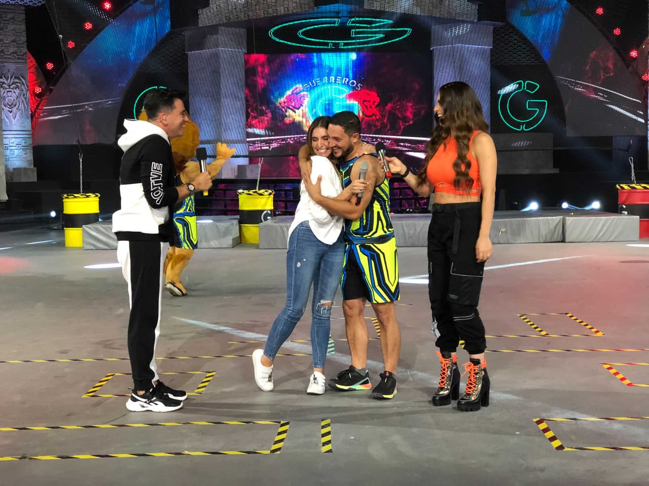 Gualy recibió una gran sorpresa al tener a su esposa Jimena en el foro, ¡derrochan mucha miel!