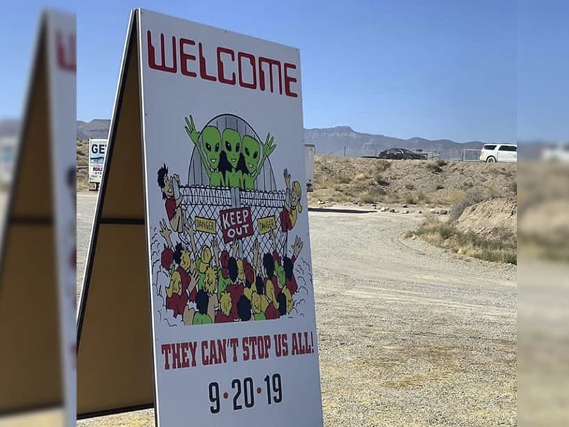 A pesar de la cancelación del evento, la gente se dio cita en Rachel, Nevada.