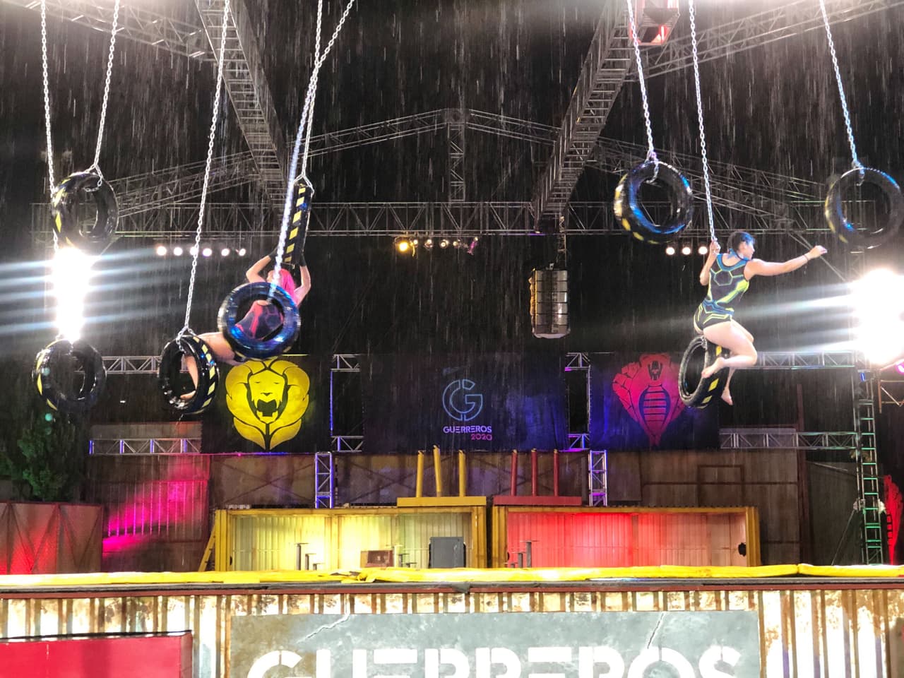 Sebas y Agustín fueron los primeros en ‘Llantas Colgantes’, con triunfo para “Sexy Silver”. Ella y Dariana tuvieron un encuentro espectacular, con un puntazo para Leones, que obtuvo su primera victoria en el programa. “El Tarzán” casi cae al agua pero le ganó al “Wapayaso” en un encuentro emocionante. “La Blancanieves de Tamaulipas” también cayó al agua e intentó retomar, pero Reno ya tenía mucha ventaja. Kellerman permitió que su equipo girara el dado al ganar a Nano y el marcador quedó en 1200 vs 850 de Cobras.