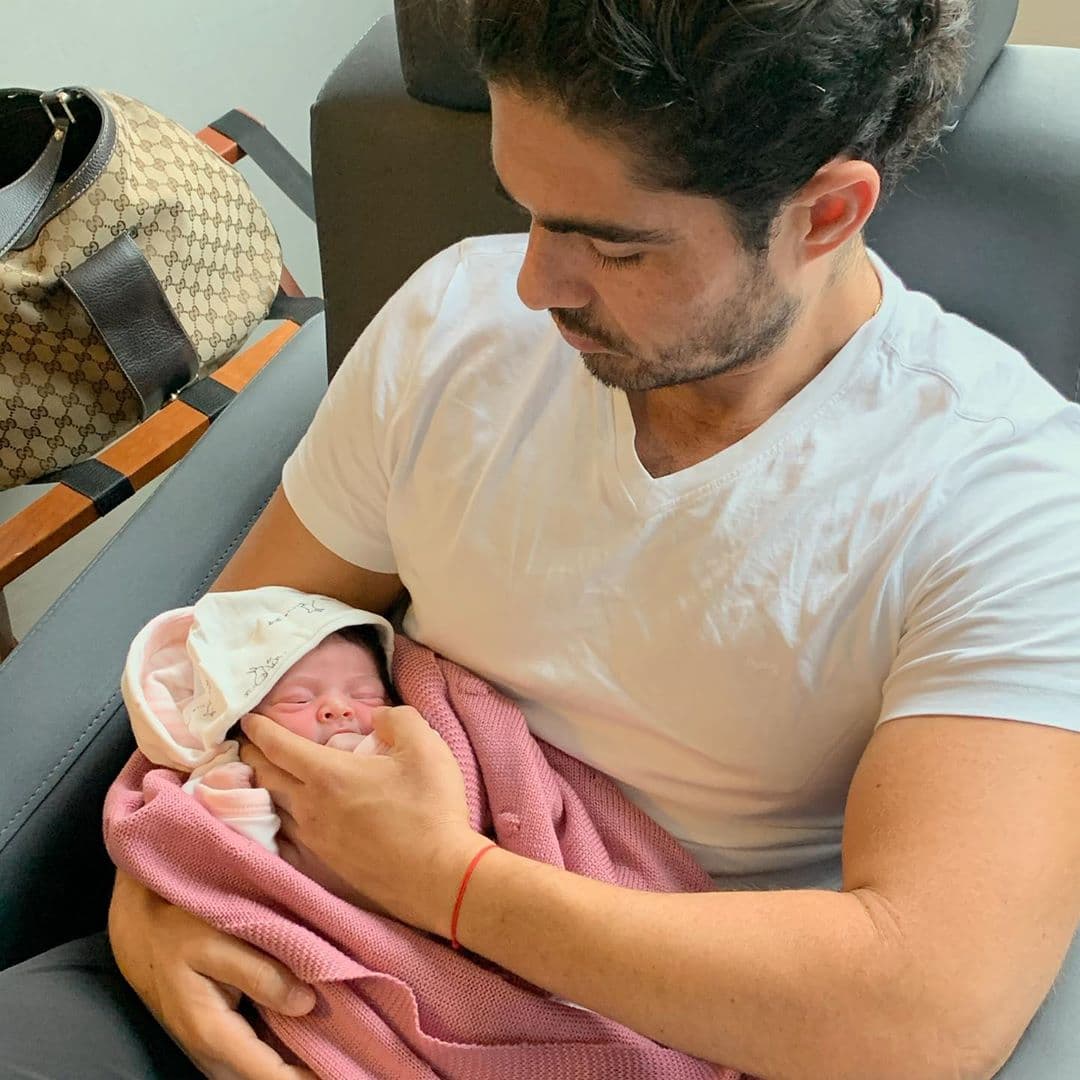 Alejandra le abrió una cuenta de Instagram a la bebé, donde presumió una imagen de su pareja, Bobby Veytia, cargando a la pequeña.