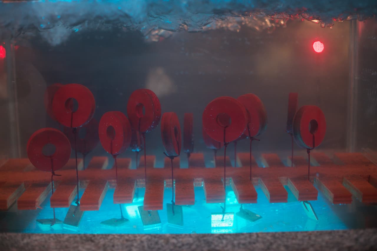 En la Casa del Hielo, los participantes debían quitar con la boca estas ruedas rojas con agua helada. Lamentablemente, Oswaldo perdió el equilibrio y salió de la prueba.