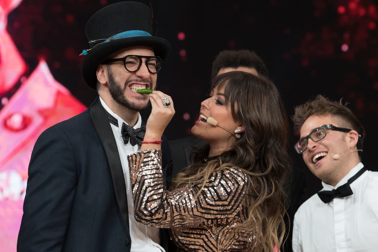 Aunque también le ha tocado estar del otro lado, como en el programa número 100. Y quién mejor para darle el chile que Mariana Echeverría, la cliente frecuente de este juego.
