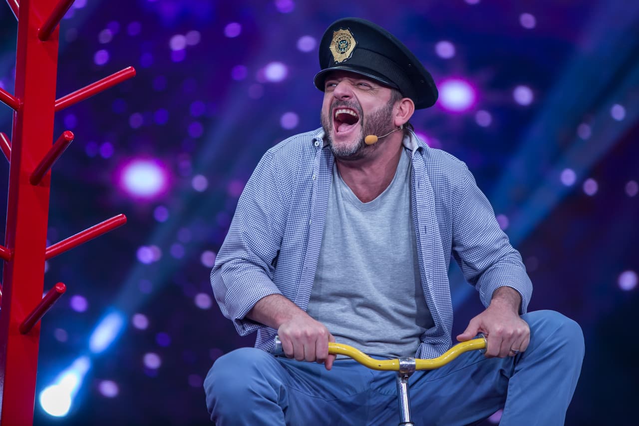Ricardo Fastlicht tiene múltiples personalidades en el programa. Aquí era un niño jugando en el 'ABC de la Historia'.