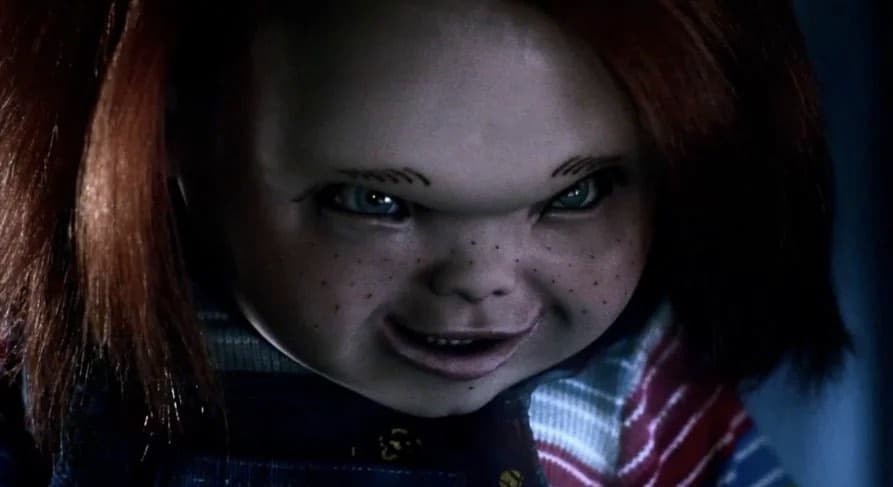 Curse of Chucky nos enseñó que un muñeco diabólico puede matar a una familia entera, pero un ser humano será culpado por las muertes e internado en un manicomio.
