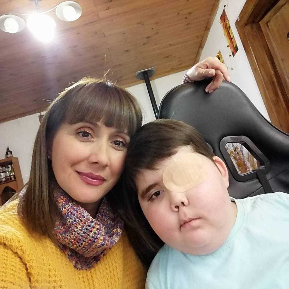 Tomiii 11 junto a su madre